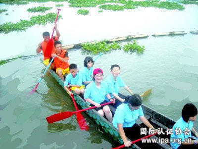 丰富多彩的夏令营活动安排，让学生们玩得开心愉快。